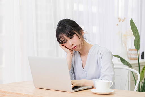 パソコンで相談する女性
